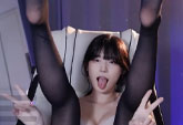 韩国超美黑丝美女主播 直播时扛起了黑丝双腿